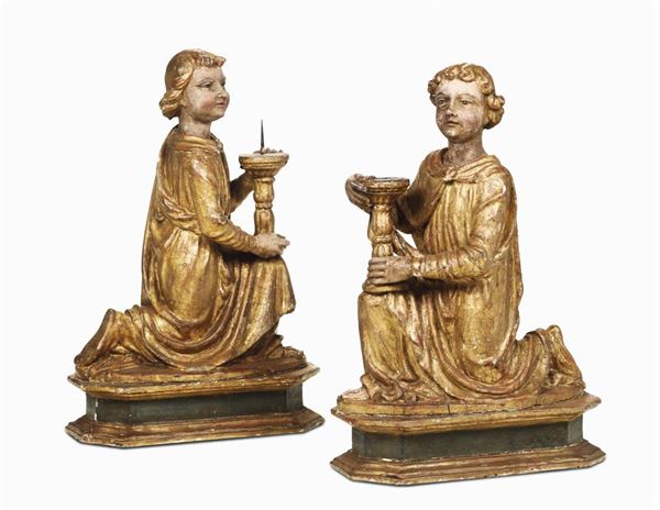 Coppia di angeli genuflessi in legno scolpito e policromo in stile rinascimentale, XX secolo