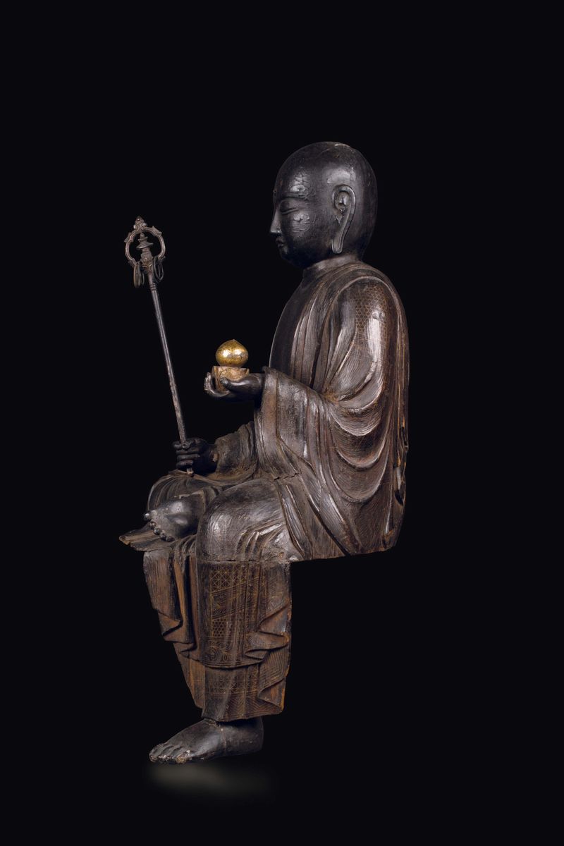 Figura di Kasyapa Seduto Scolpito in Legno con Bastone Khakkhara, Cina, Dinastia Ming, XVII Secol...