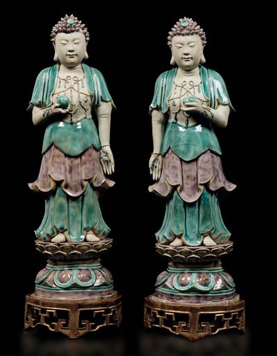 Coppia di Figure di Buddha Eretti con Pesche in Mano in Biscuit Smaltato, Cina, Dinastia Qing, Ep...