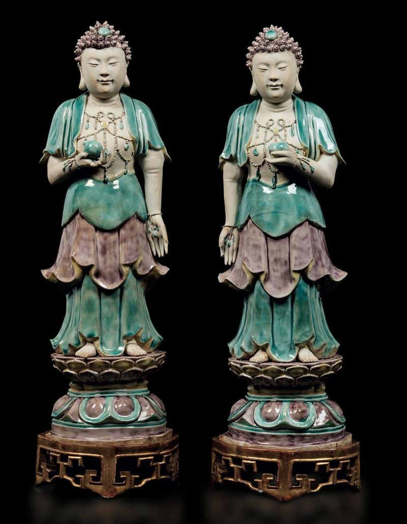 Coppia di figure di Buddha eretti con pesche in mano in biscuit smaltato, Cina, Dinastia Qing, epoca Kangxi (1662-1722)  - Asta Fine Chinese Works of Art - I - Cambi Casa d'Aste