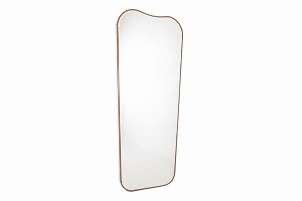 Grande specchiera in legno e vetro specchiato con pro lo in ottone.