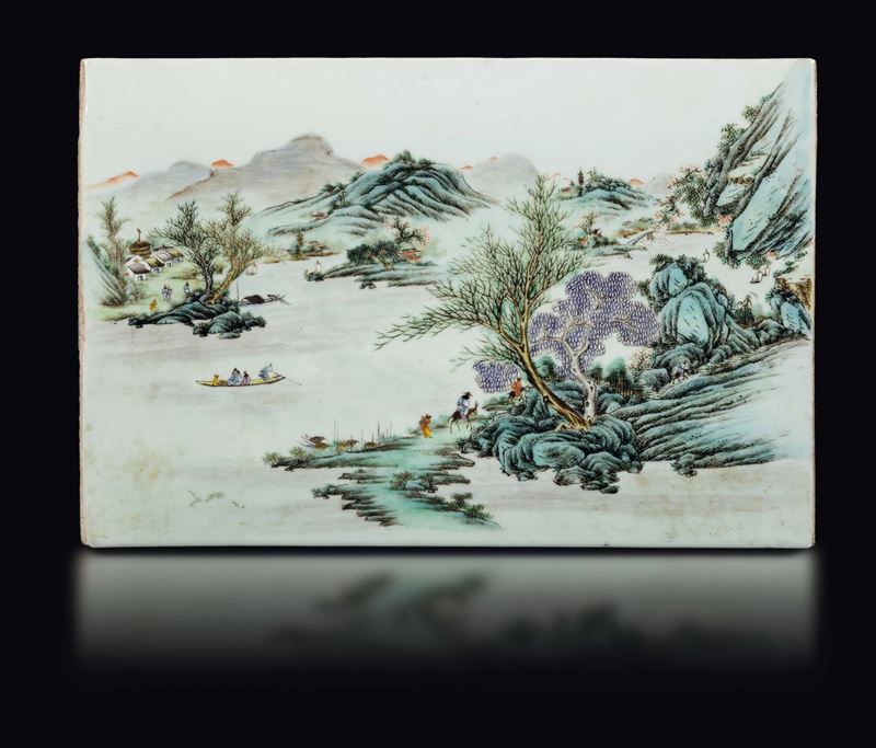 Placca in porcellana a smalti policromi raffigurante paesaggio lacustre, Cina, Dinastia Qing, XIX secolo  - Asta Fine Chinese Works of Art - Cambi Casa d'Aste
