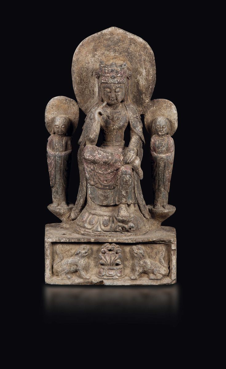 Gruppo scolpito in pietra raffigurante divinità con tracce di policromia, Cina, Dinastia Wei (386-534)  - Asta Fine Chinese Works of Art - Cambi Casa d'Aste