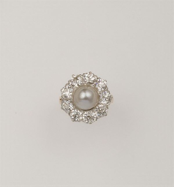 Anello con perla naturale e diamanti di vecchio taglio