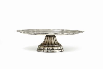 Alzata in Argento Sbalzato e Cesellato con Bordo San Marco. Manifattura Italiana del XVIII Secolo...