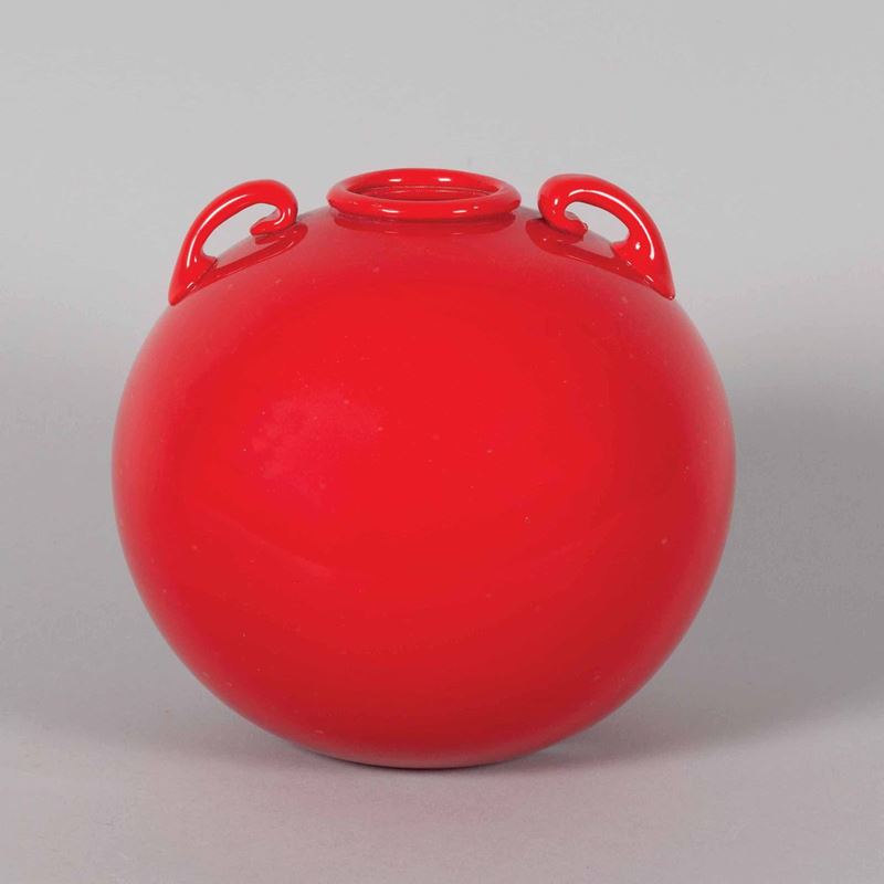 Seguso Vetri d'Arte, Murano, 1950 ca. A red paste vase with applied mouth and handles. Model created in 1937  - Auction Murano '900 - II - Cambi Casa d'Aste