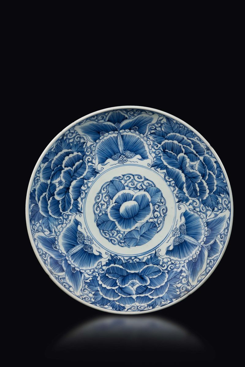 Due Piatti in Porcellana Bianca e Blu, uno con Immagini di Dragoni ed un uno a Decoro Floreale, C...