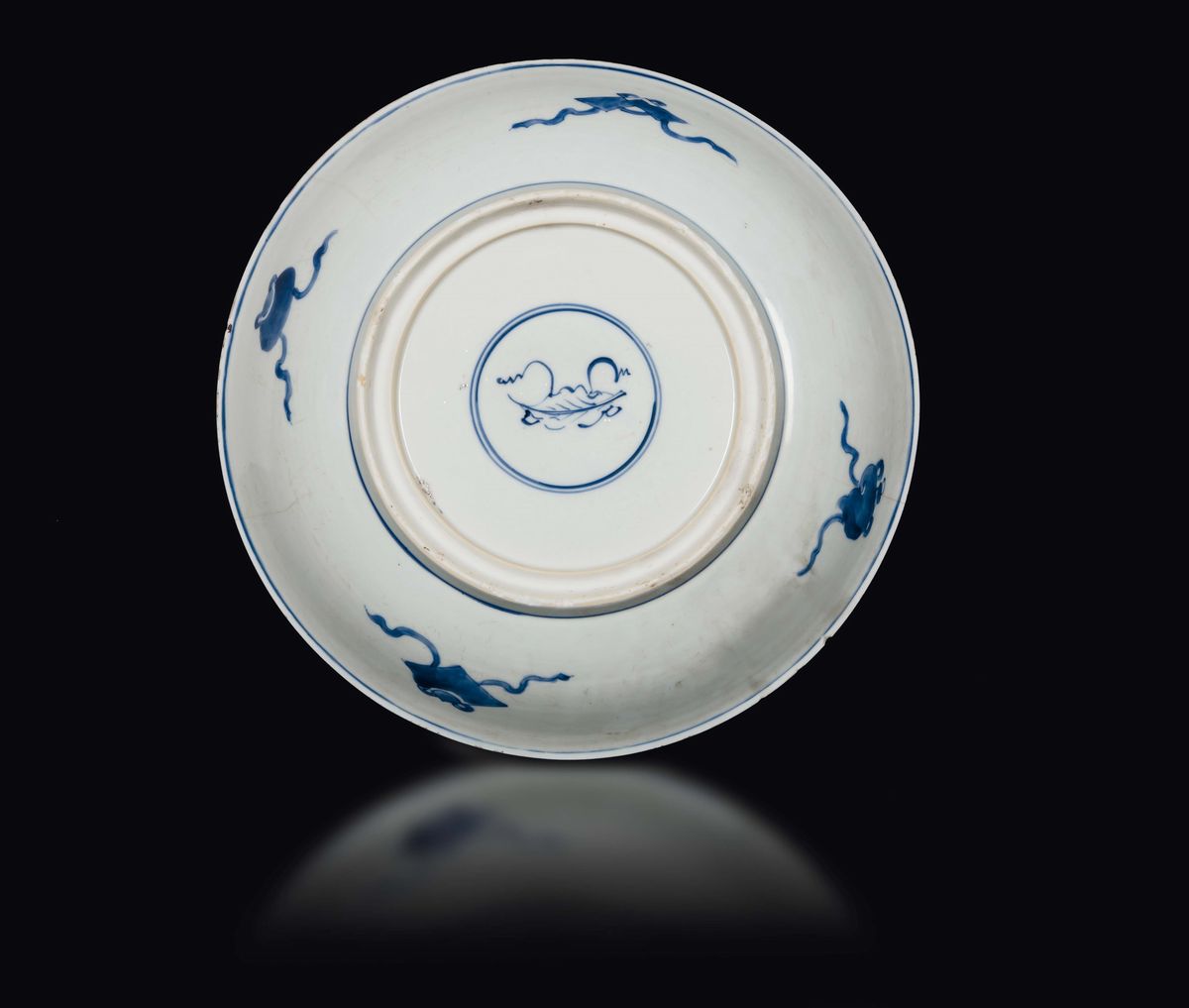 Due Piatti in Porcellana Bianca e Blu, uno con Immagini di Dragoni ed un uno a Decoro Floreale, C...