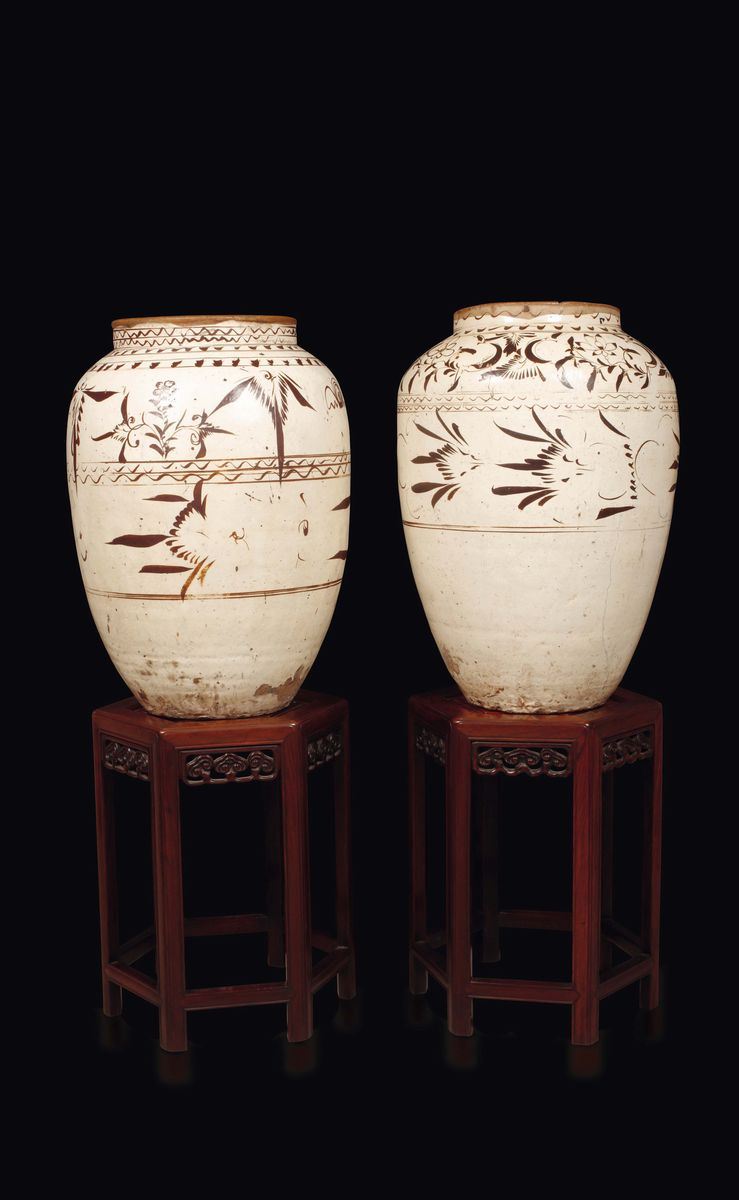 A large pair of Chizou sgraffiato ovoid vases with wooden lifts, China, Ming Dynasty (1368-1644)  - Auction Fine Chinese Works of Art - Cambi Casa d'Aste