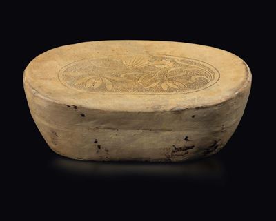 Cuscino in Grès Smaltato con Inciso Decoro Floreale, Cina, Dinastia Song (960-1279)