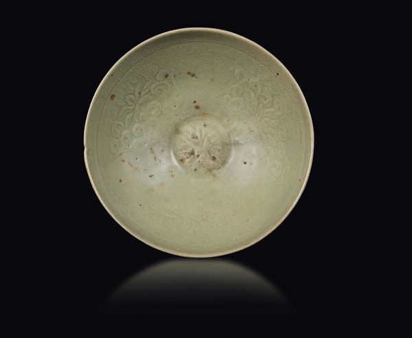 Ciotola in grès a smalto Celadon con decoro floreale, Cina, Dinastia Song (960-1279)