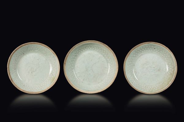 Tre piattini in grès smaltato con decoro a rilievo, Cina, Dinastia Song (960-1279)