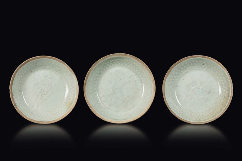 Tre piattini in grès smaltato con decoro a rilievo, Cina, Dinastia Song (960-1279)  - Asta Fine Chinese Works of Art - Cambi Casa d'Aste