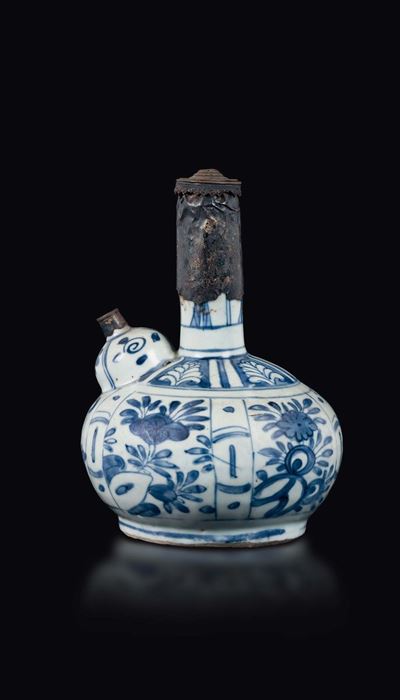 Versatoio in Porcellana Bianca e Blu a Decoro Floreale, Cina, Dinastia Ming, Epoca Wanli (1573-16...
