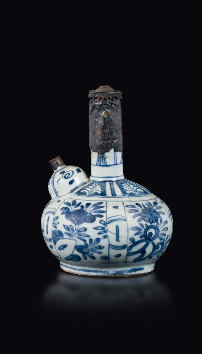 Versatoio in porcellana bianca e blu a decoro floreale, Cina, Dinastia Ming, epoca Wanli (1573-1619)  - Asta Fine Chinese Works of Art - Cambi Casa d'Aste
