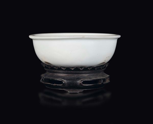 Ciotolina in porcellana Blanc de Chine Dehua con decoro floreale inciso, Cina, Dinastia Qing, epoca Kangxi (1662-1722)