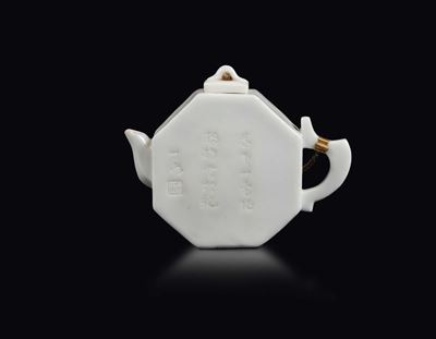Teiera a Corpo Ottagonale in Porcellana Blanc De Chine Dehua con Iscrizioni su un Lato e Decoro d...