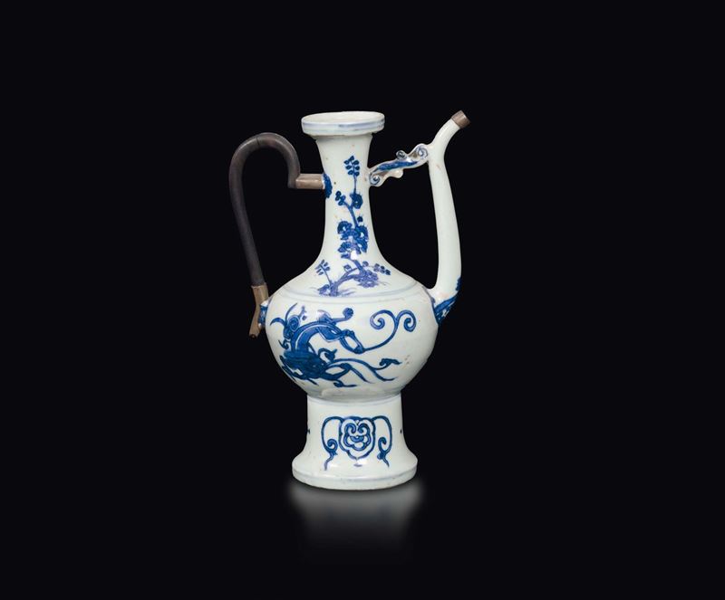 Caffettiera in porcellana bianca e blu con profili in metallo, Cina, Dinastia Ming, epoca Wanli (1573-1619)  - Asta Fine Chinese Works of Art - Cambi Casa d'Aste