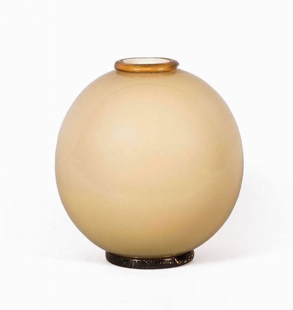 Vetreria Fratelli Toso, Murano, 1A spherical vase in cased blown glass with applied base and rimmed mouth in straw-coloured glass with gold leaf. cm 21x21930 ca