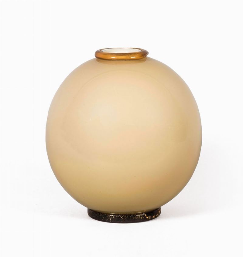 Vetreria Fratelli Toso, Murano, 1A spherical vase in cased blown glass with applied base and rimmed mouth in straw-coloured glass with gold leaf. cm 21x21930 ca  - Auction Murano '900 - Cambi Casa d'Aste