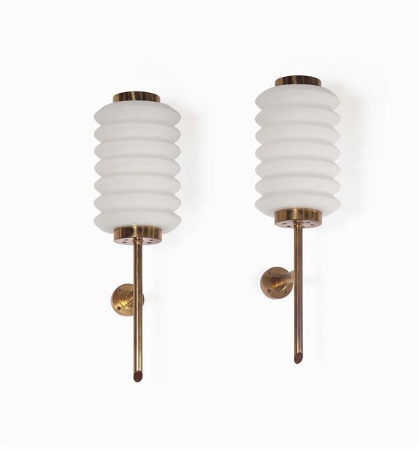Angelo Lelli, a pair of wall lamps with opaline glass shades and structures in polished brass and lacquered brass. Arredoluce production, Italy, 1950 ca. cm 20x63x26