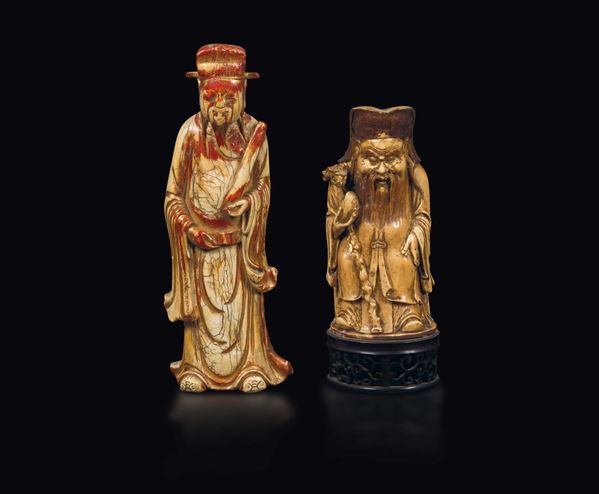 Due dignitari scolpiti in avorio con tracce di pittura e doratura, Cina, Dinastia Ming, XVII secolo