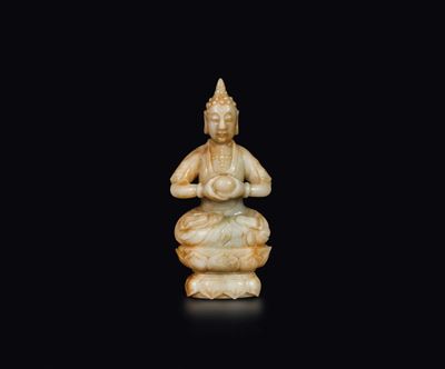 Figura di Buddha in Giada Bianca e Russet Seduto su Doppio Fiore di Loto, Cina, Dinastia Qing, XI...
