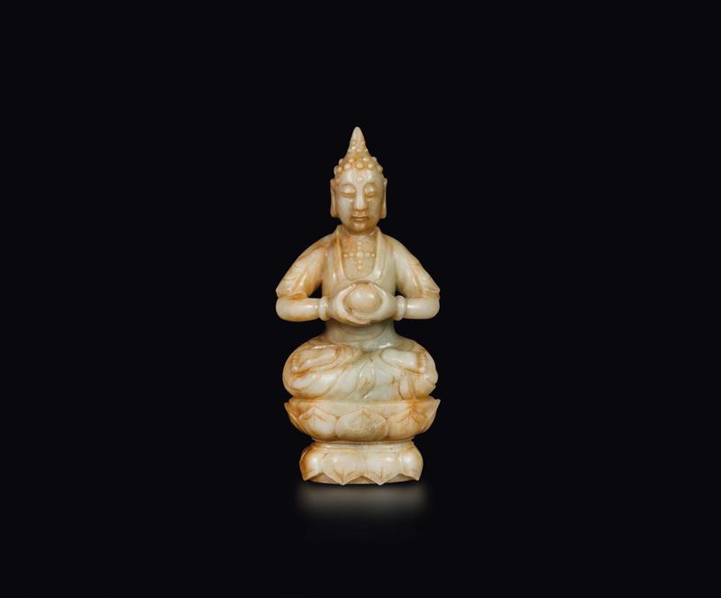Figura di Buddha in giada bianca e russet seduto su doppio fiore di loto, Cina, Dinastia Qing, XIX secolo  - Asta Fine Chinese Works of Art - Cambi Casa d'Aste