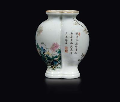 Vaso a Doppio Corpo in Porcellana a Smalti Policromi con Ramo Fiorito ed Iscrizioni, Cina, Dinast...