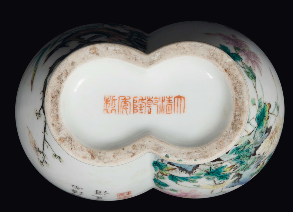 Vaso a Doppio Corpo in Porcellana a Smalti Policromi con Ramo Fiorito ed Iscrizioni, Cina, Dinast...