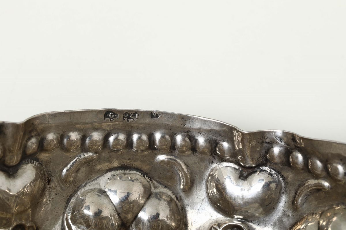 Coppa Potoria Biansata in Qrgento Sbalzato e Ceselalto. Napoli 1720. Bollo Camerale con Datario d...