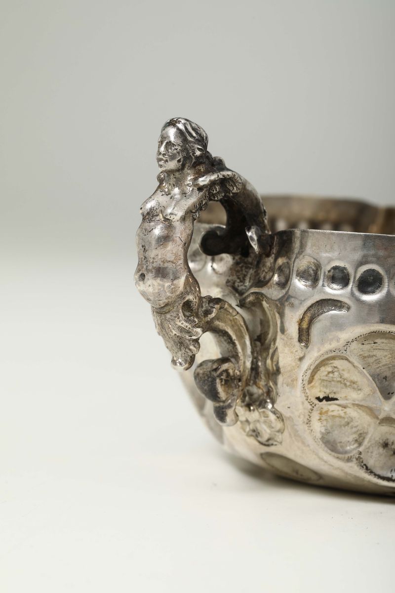 Coppa Potoria Biansata in Qrgento Sbalzato e Ceselalto. Napoli 1720. Bollo Camerale con Datario d...