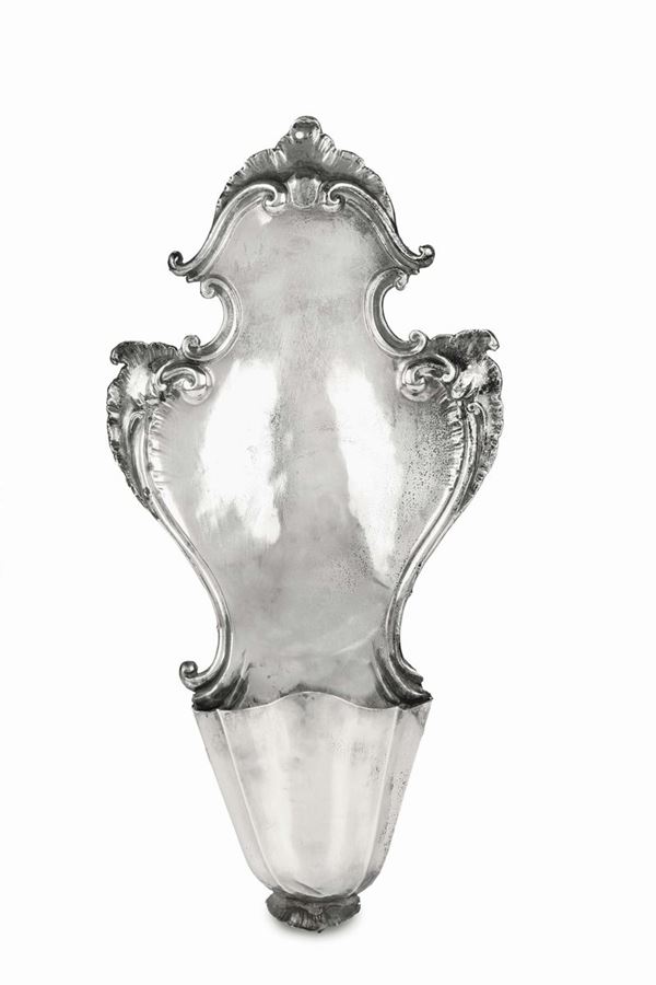 Coppia di acquasantiere a specchio in argento sbalzato e cesellato, Manifattura veneta del XVIII secolo, marchi non identificati.