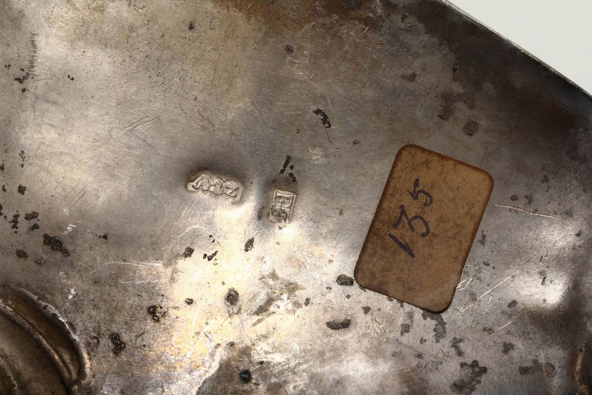 Coppia di Acquasantiere a Specchio in Argento Sbalzato e Cesellato, Manifattura Veneta del XVIII ...