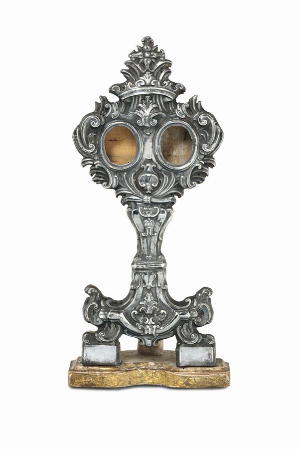 Reliquiario a ostensorio in argento sbalzato e cesellato, Genova, metà del XVIII secolo, marchio della Torretta senza datario.