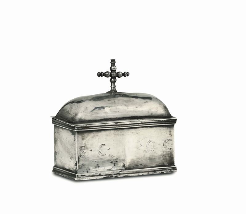 An ointment box in molten, embossed and chiselled silver. Italian manufacture (?) from the 18th-19th century, apparently free of stamps.  - Auction Collectors' Silvers - Cambi Casa d'Aste