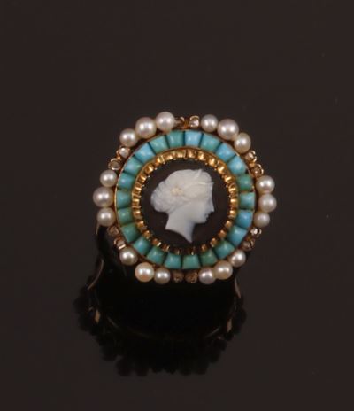 Anello con Cammeo in Calcedonio Contornato da Turchesi, Perle e Rosette di Diamanti