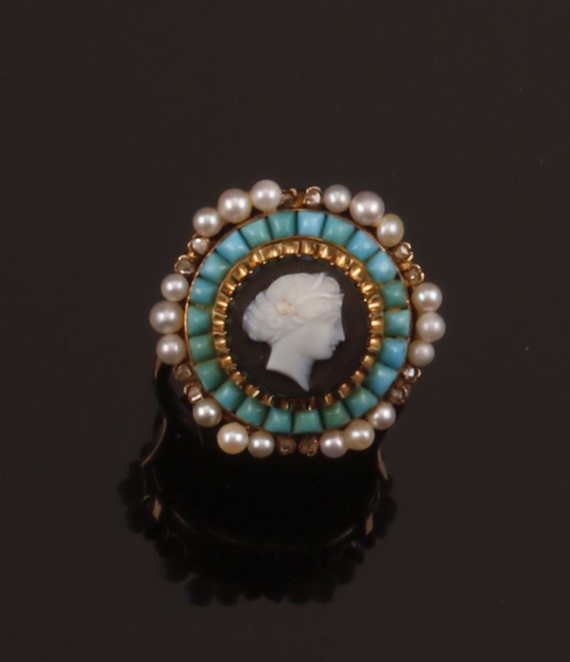 Anello con cammeo in calcedonio contornato da turchesi, perle e rosette di diamanti  - Asta Fine Jewels - Cambi Casa d'Aste