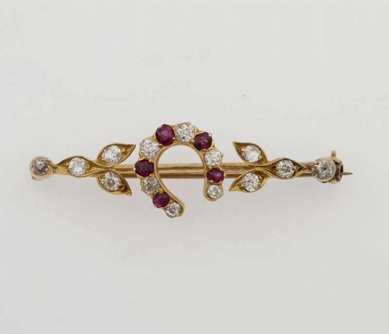 Spilla Ferro di cavallo con rubini e diamanti  - Auction Jewels - Timed Auction - Cambi Casa d'Aste