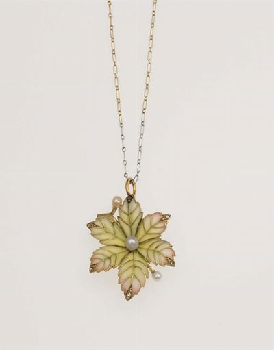 Pendente con Smalti Policromi Plique À Jour, Piccole Perle Naturali e Rosette di Diamante