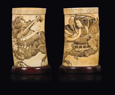 Coppia di Portapennelli in Avorio Raffiguranti Samurai e con Iscrizioni, Giappone, Epoca Meiji, X...