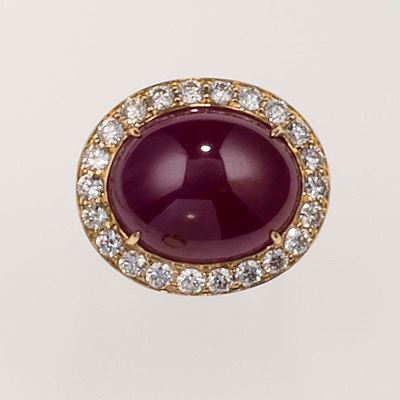 Anello con Rubino Taglio Cabochon e Diamanti a Contorno