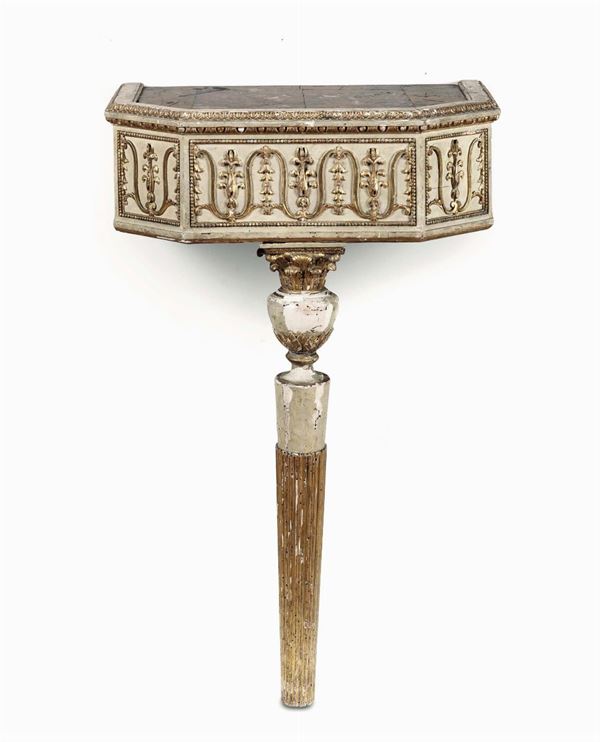 Coppia di consolles in legno intagliato, laccato e dorato, fine XVIII secolo