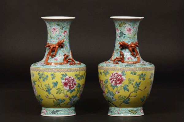 Coppia di vasi in porcellana a smalti policromi con decoro naturalistico e draghetti rossi a rilievo, Cina, Dinastia Qing, XIX secolo