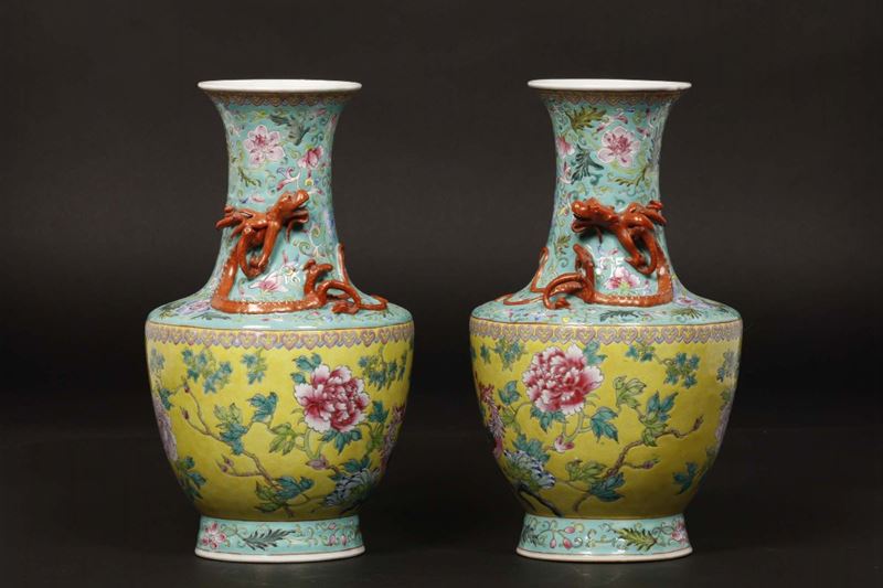 A pair of polychrome enamelled porcelain vases with small red dragons in relief, China, Qing Dynasty, 19th century  - Auction Chinese Works of Art - Cambi Casa d'Aste
