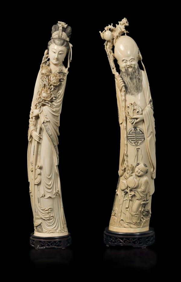 Due figure scolpite in avorio, Guanyin con rose e Shoulao con fanciullo, Cina, inizi XX secolo