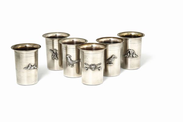 Sei di bicchieri da caccia in argento fuso, sbalzato, cesellato e dorato. Gucci, Italia XX secolo