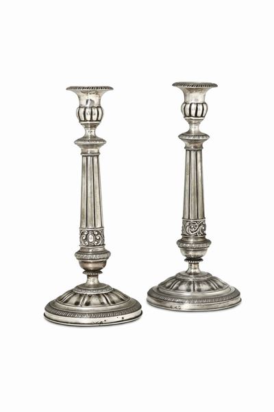 Coppia di Candelieri in Argento Fuso, Sbalzato e Cesellato, Milano, Metà del XIX Secolo, Marchi d...