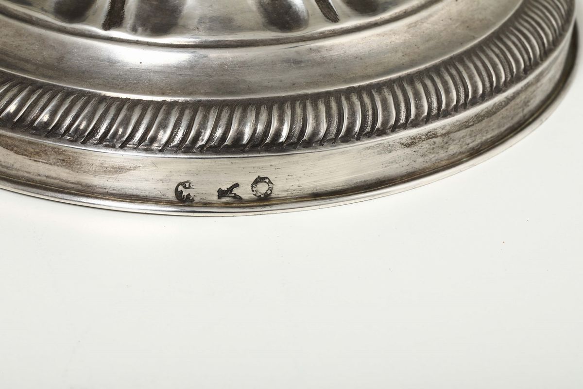 Coppia di Candelieri in Argento Fuso, Sbalzato e Cesellato, Milano, Metà del XIX Secolo, Marchi d...