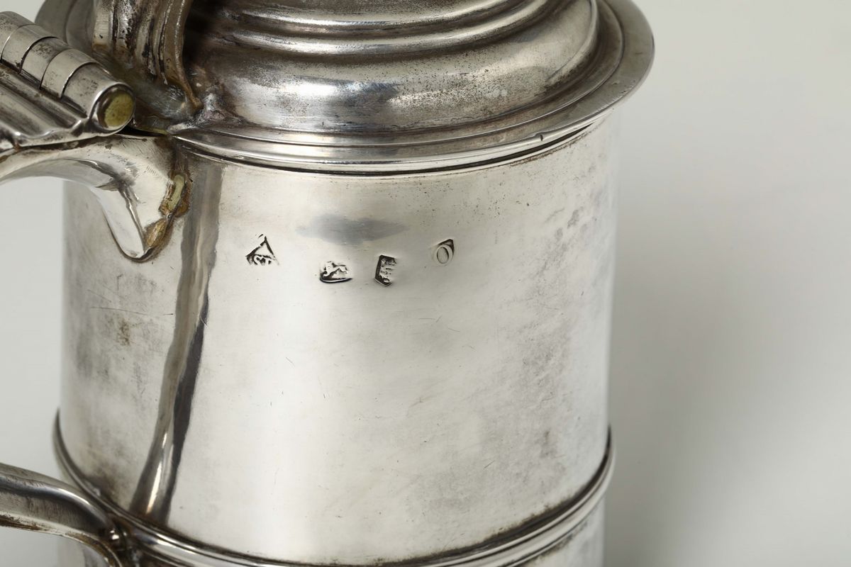 Tankard in Argento Sterling Fuso, Sbalzato e Cesellato. Bolli per Londra 1729 e Dell’argentiere P...